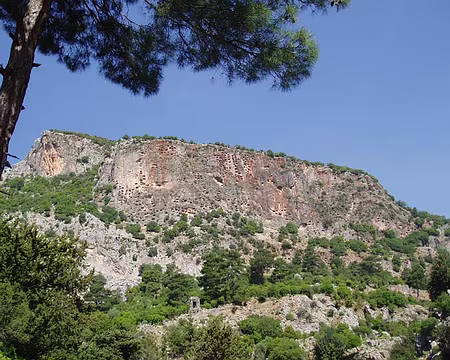 075 La falaise est creusée de centaines de grottes qui sont des tombeaux.