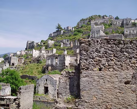 080 Kayakoy est un ancien village grec, abandonné en 1923, suite au traité de Lausanne sur l'échange des populations turques et grecques.