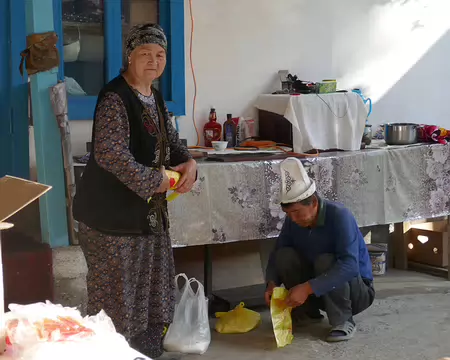 P011 Uzgurush. Gina et Noureddin, responsables du Travel center
