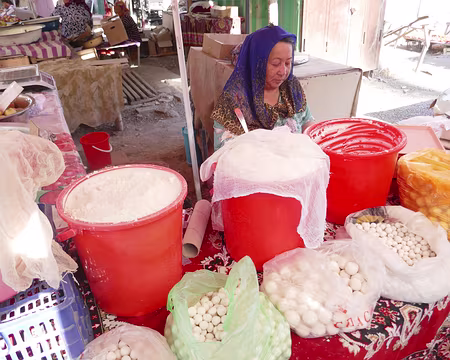P078 Osh bazar : marchande de kourouts