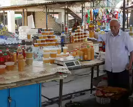 P079 Osh bazar : marchand de miel