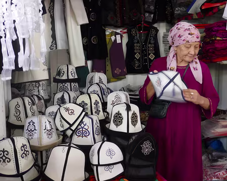 P080 Osh bazar : marchande de chapeaux