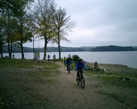 23 Le long du lac des Settons