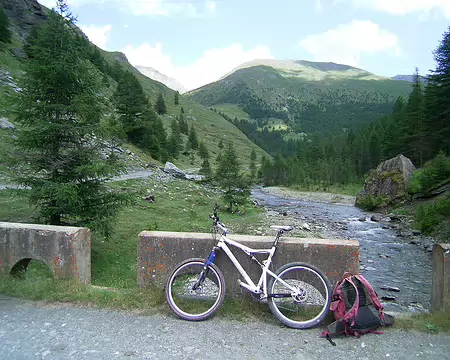 017 Après le pont, une dernière et raide montée amène au.....