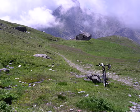 038 Troisième point d'eau, troisième halte ( abris Moremout, 2544 m )