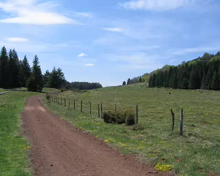 2008-05 GTMC 0007 On passe entre les cratères