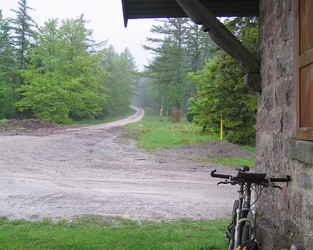 20 A l'abri en attendant la fin de l'averse.