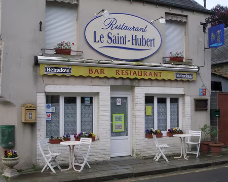 P5080009 On patiente à Mesnil hubert en mangeant au Saint Hubert avec H...