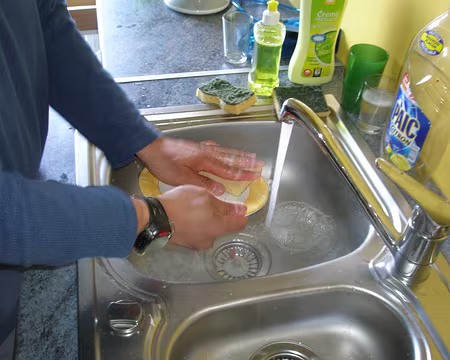P5080069 De mâles mains s'occupent de la vaiselle