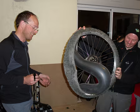 P5080079 Deux organisateurs de VTT, une chambre à air et voilà !