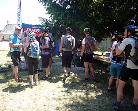 PXL018 lors des ravito, certains discutent, d'autres mangent et d'autres boivent... pas que de l'eau