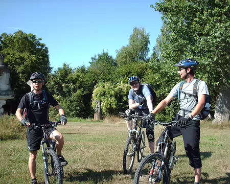 PXL000z3022 St�phane, Jean-Marc et Samuel (et Nathalie qui prend les photos) devant les statuts le long de la Marne faites avec les pierres de l'aqueduc de la Dhuys. (et...