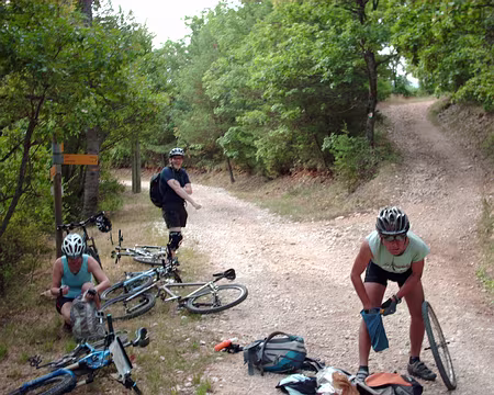 PXL028 1ère (ou énième ?) crevaison de Sylvain au début du 2ème jour