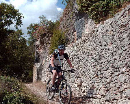 PXL097 Quelques VTTistes nous surprennent au détour d'un chemin !