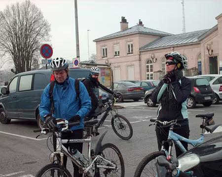 HPIM0621 En sortant du train, on récupère Tatyana qui trouvait que le train partait trop tard et nous avait donc devancés. Le froid mordant nous pétrifie.