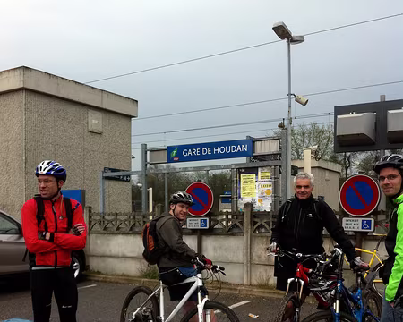 01 Attente devant la gare des automobilistes