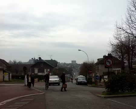 02 Ils arrivent !! Donjon de Houdan visible au loin