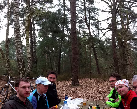 11 Pause déjeuner bien reconstituante ; entre les divers gâteaux proposés et le cidre...