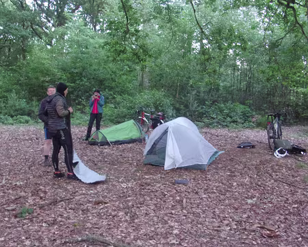 20-VTT01 (011) ... ou sous la tente.