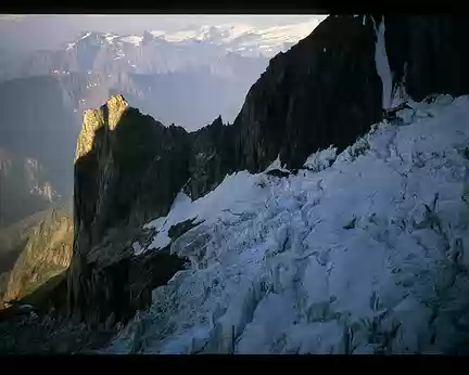 014.jpg Du col de l’Innominata 2 rappels dans un couloir en mauvais rocher amènent sur le glacier du Freney.