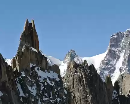 021 L’arête du Jardin. Au second plan l’éperon Messner des Droites