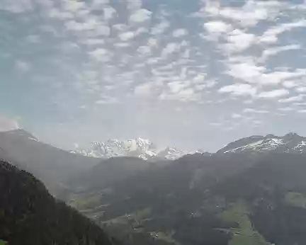 27 En vol, vue sur le massif du Mont Blanc au loin.