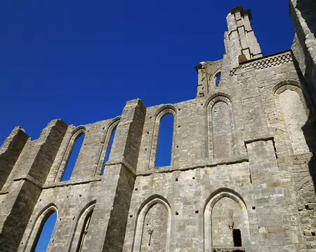 PXL020 Les dimensions impressionnantes de l'église St Mathurin me laisse rêveuse