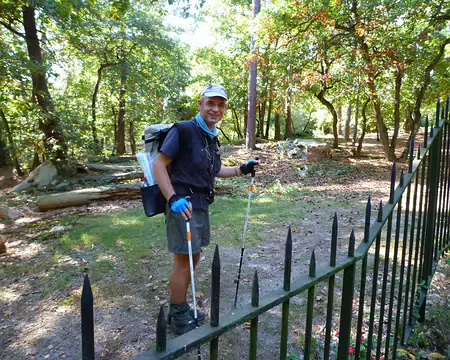 PXL026 Puis, découverte de félins, heuseusement en cage ; celui-ci a l'air inoffensif mais nous préférons ne pas trop nous en approcher !