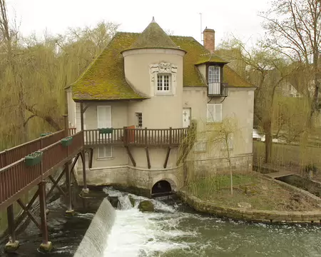 PXL033z1116 Cette maison s'élève sur un îlot du Loing, à l'emplacement du moulin Provencher reconstruit vers 1880