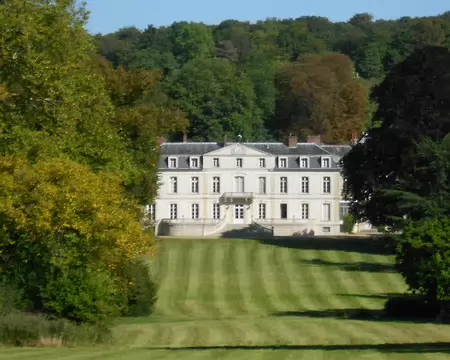 PXL006z1243 Le Château de Courcelles, Presles, datant du début du XVIIIè siècle, sa façade sud donnant sur le parc.