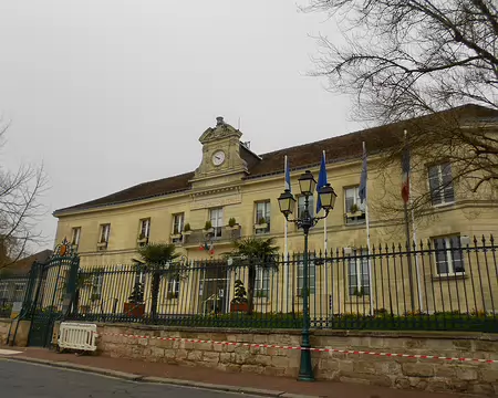 PXL007 L'Hôtel de Ville de Pontoise installé depuis 1854 dans l'ancien couvent des Cordeliers...