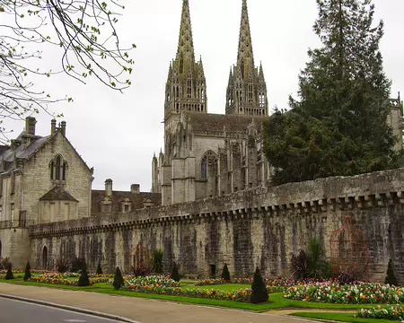 La cathédrale de Quimper, photographiée en quatrième vitesse avant de prendre le bus La cathédrale de Quimper, photographiée en quatrième vitesse avant de prendre le bus