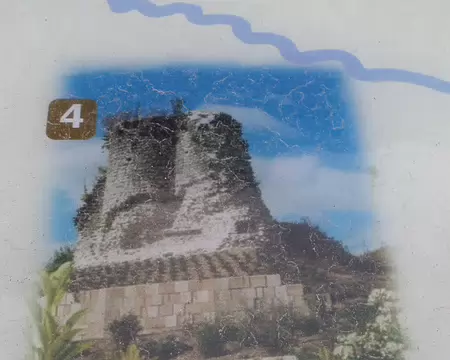SAM_0168 La légende raconte qu'un trésor caché par des moines serait toujours enfoui quelque part dans Montchauvet, peut-être sous les ruines du donjon. Selon une autre...