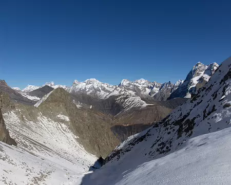 FM9A5385 De gauche à droite, la Barre des Écrins (4102m) derrière une pointe noire (Le Montagnon, 2895m), l’Ailefroide (3954m), les Bans (3669m) (assez massif au...