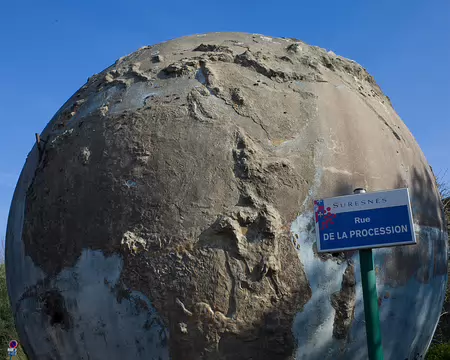 2017_02_19_14-48-28 Globe terrestre de l'École de plein-air (anciennement entouré d'une rampe d'accès pour les enfants)