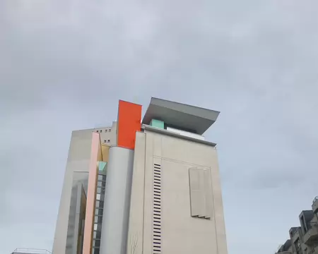 P1060898 Immeuble conçu par Frédéric Borel, architecture déconstruite, rue Pelleport (2000)