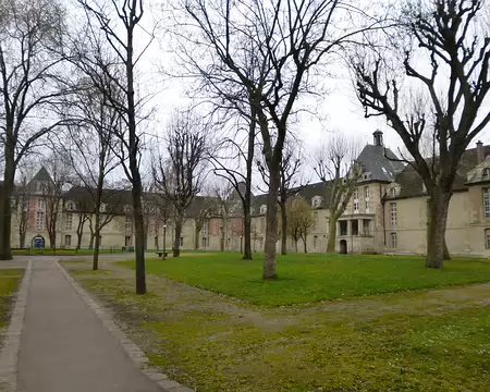 P1060927 Cour intérieure de l'hôpital Saint-Louis, créé par Henri IV en 1607 suite à l'épidémie de peste de 1605-1606.