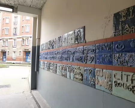 P1060935 Entrée de la Cité Rouge...