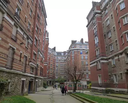 P1060936 ...ensemble de logements HBM constuits en 1930.