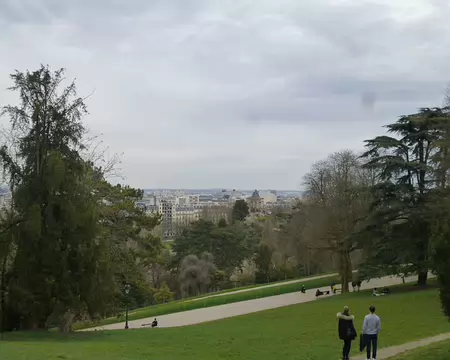 P1060938 Le parc des Buttes-Chaumont, 25 ha, inauguré en 1867. Le temple de la Sibylle et au fond la Philharmonie (2015)