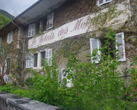 Le pittoresque relais des Moines de Chézery-Forens Le pittoresque relais des Moines de Chézery-Forens. Ancienne hôtellerie de l’abbaye de Chézéry. C’est le seul vestige de cette abbaye cistercienne fondée en...