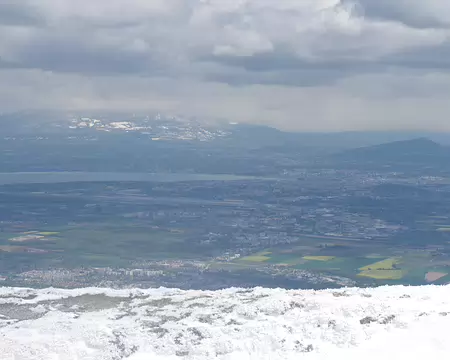 De l’autre côté, la ville de Genève (et devant la piste de l’aéroport) De l’autre côté, la ville de Genève (et devant la piste de l’aéroport)