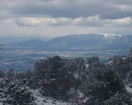 Genève à gauche et le Salève au fond Genève à gauche et le Salève au fond