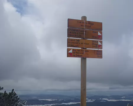 Le Crêt de la Neige, point culminant du Jura Le Crêt de la Neige, point culminant du Jura. 1720 m sur la pancarte mais seulement 1718 sur la carte IGN, donc moins haut que le Reculet !
