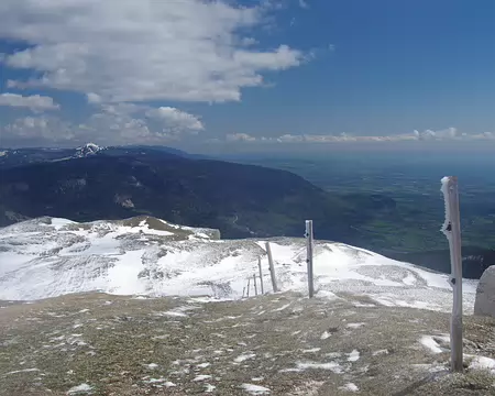 Depuis le Colomby de Gex (1688 m) Depuis le Colomby de Gex (1688 m). À droite le lac Léman, au fond la Dôle (1677 m) puis le mont Tendre (1678 m), deux sommets du Jura suisse