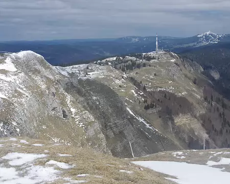 Le Montrond (à gauche), le Petit Montrond (avec l’antenne) puis au fond la Dôle Le Montrond (à gauche), le Petit Montrond (avec l’antenne) puis au fond la Dôle