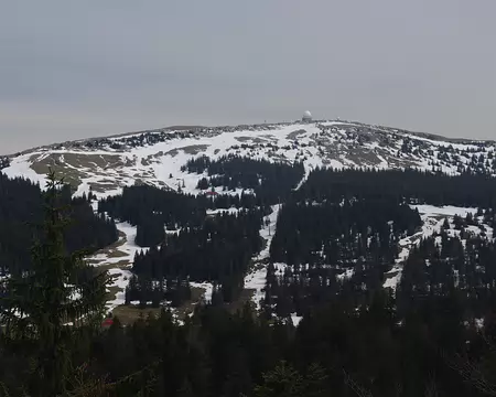 Le sommet de la Dôle (1677 m). Le sommet de la Dôle (1677 m).. Situé en Suisse, il est coiffé d’un radar servant au fonctionnement de l’aéroport de Genève. Les pistes de ski de la face nord...