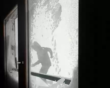 065 un volontaire qui dégage la neige sur la terrasse au cas où