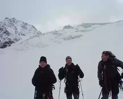 21 la fine équipe sous la chute du glacier Alpeiner