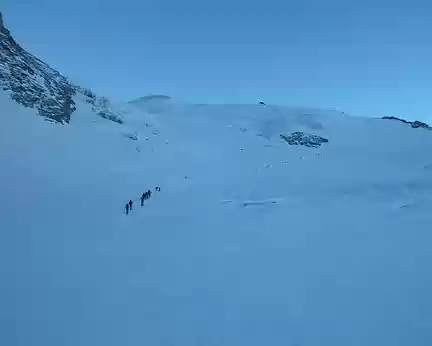 PXL027 Sur le Glacier du Laveciau (on n'est pas seuls) - un oiseau s'est glissé au milieu !